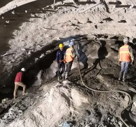 阳山隧道拱顶带模注浆料，微膨胀注浆料的特点及施工工艺